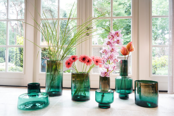 Vivien shiny green_01 bijzondere bloemvazen - TS Glass - TS Collection - Bloemist - Exclusieve glazen vaas - Ter Steege