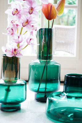 Vivien shiny green_01 bijzondere bloemvazen - TS Glass - TS Collection - Bloemist - Exclusieve glazen vaas - Ter Steege